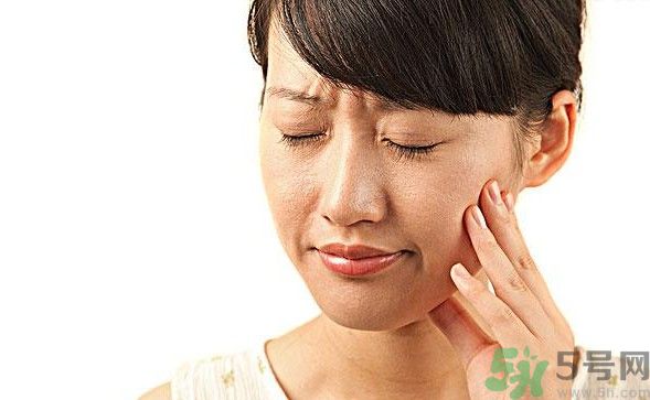 口腔潰瘍癥狀有哪些?經(jīng)常口腔潰瘍是什么原因