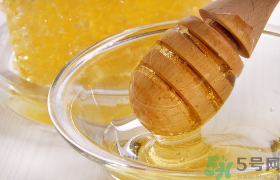 喝蜂蜜水可以止咳化痰嗎?蜂蜜水能止咳化痰嗎.jpg 喝蜂蜜水可以止咳化痰嗎?蜂蜜水能止咳化痰嗎.jpg
