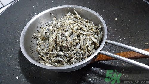 小魚干怎么炒好吃？蜜汁小魚干的做法