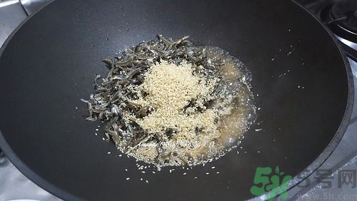 小魚干怎么炒好吃？蜜汁小魚干的做法