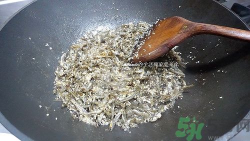 小魚干怎么炒好吃？蜜汁小魚干的做法