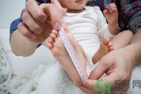 寶寶第一雙鞋有啥講究？寶寶學(xué)步鞋怎么選