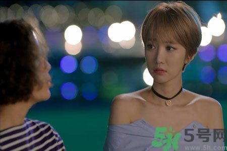 穿露肩服裝好搭配嗎？露肩衣服怎么搭配性感？