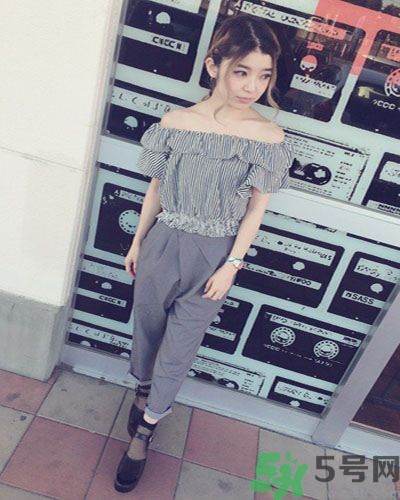 穿露肩服裝好搭配嗎？露肩衣服怎么搭配性感？
