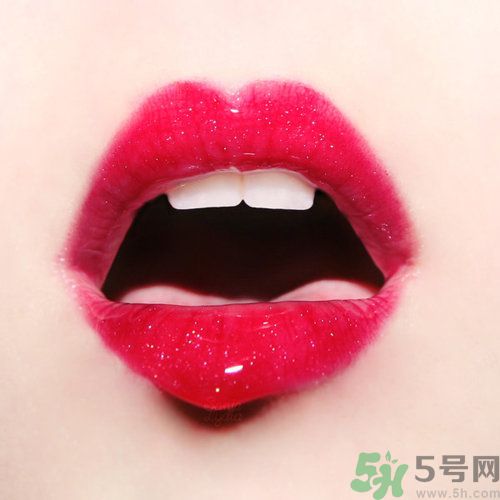 春天嘴唇干裂脫皮怎么辦？嘴唇為什么會(huì)脫皮？