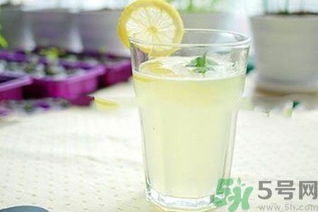 檸檬水怎么喝減肥？檸檬片用多少度的水泡最好？