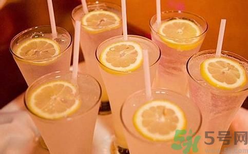 檸檬水怎么喝減肥？檸檬片用多少度的水泡最好？