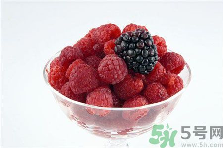 長痘痘肌膚干燥怎么辦？肌膚干燥吃什么食物好？