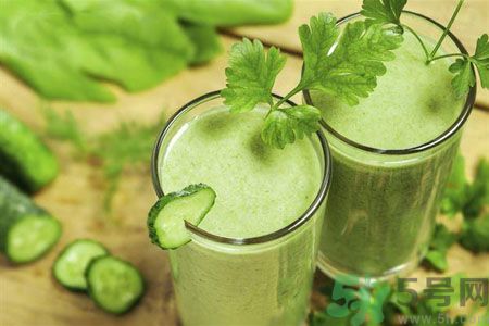 長痘痘肌膚干燥怎么辦？肌膚干燥吃什么食物好？
