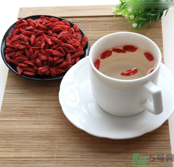 枸杞泡水有什么害處？枸杞泡水喝有什么好處？