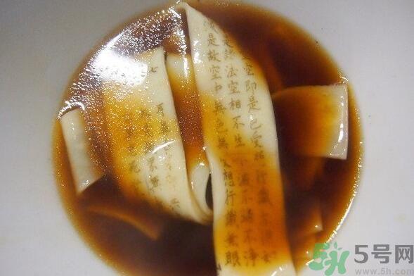 可食用的經(jīng)書(shū)烏龍面怎么做？可食用的經(jīng)書(shū)烏龍面是什么面？