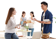 和別人說話不敢看對(duì)方怎么辦？說話不敢看別人眼睛怎么辦？