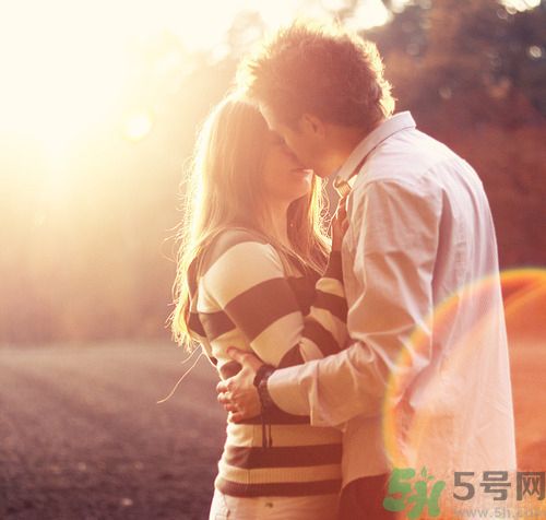 男人劈腿的表現(xiàn)有哪些？怎么判斷一個(gè)男人是否劈腿？