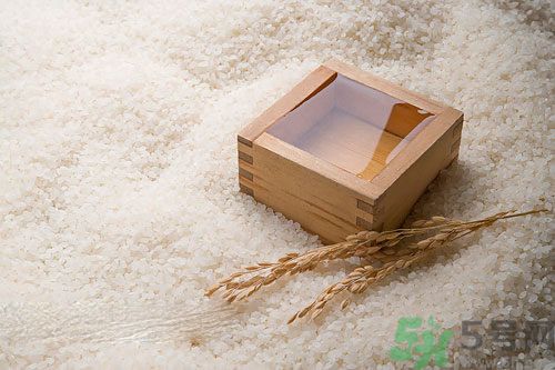淘米水洗臉能祛斑嗎？淘米水洗臉可以美白嗎？