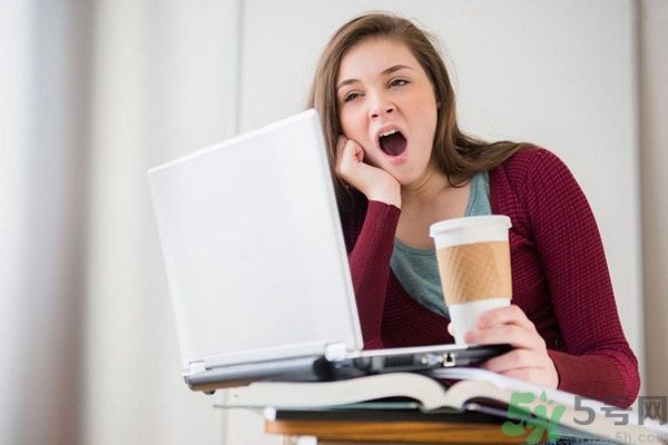 19歲女睡神走哪睡哪竟是?。渴裁词前l(fā)作性睡?。? width=