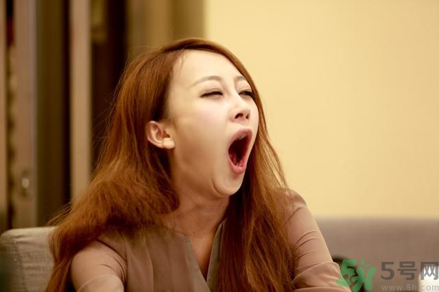19歲女睡神走哪睡哪竟是??？什么是發(fā)作性睡病？