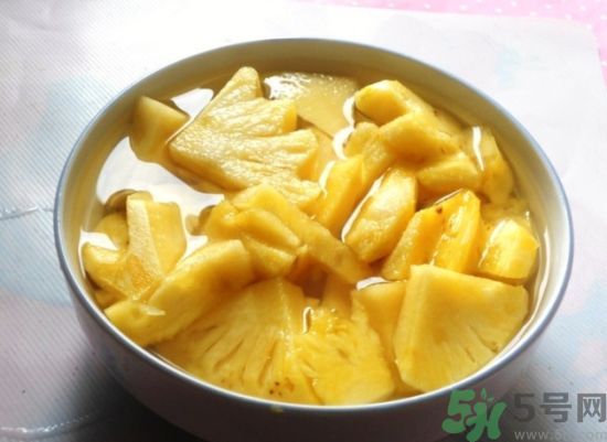 菠蘿發(fā)黑能吃嗎？菠蘿為什么要用鹽水泡？