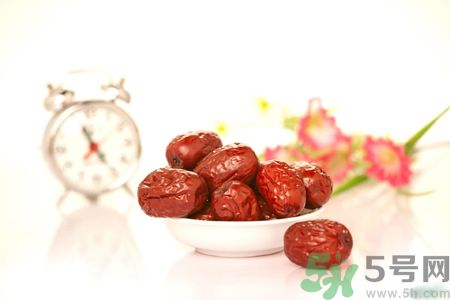 紅棗不能和什么一起吃？紅棗泡水喝會(huì)上火嗎？