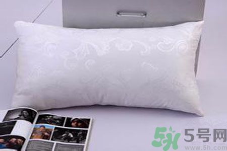 枕頭高好還是低好？睡覺不枕枕頭好不好？