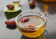 紅棗不能和什么一起吃？紅棗泡水喝會(huì)上火嗎？
