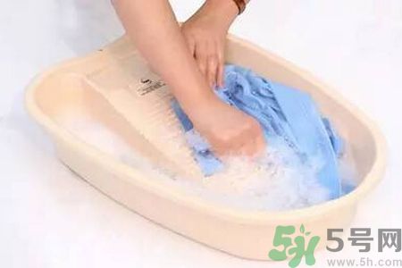 草莓汁弄到衣服上了怎么洗？怎么洗掉草莓汁？
