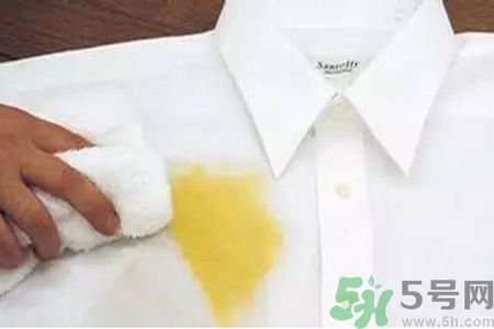 草莓汁弄到衣服上了怎么洗？怎么洗掉草莓汁？