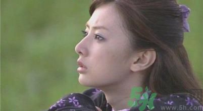 ?17歲女生有喉結(jié)正常嗎？17歲女生喉結(jié)突出怎么辦？