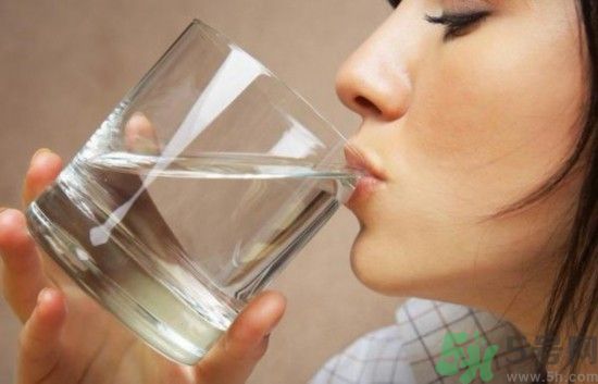 早上起床先刷牙還是先喝水?原來(lái)這二十年都做錯(cuò)了