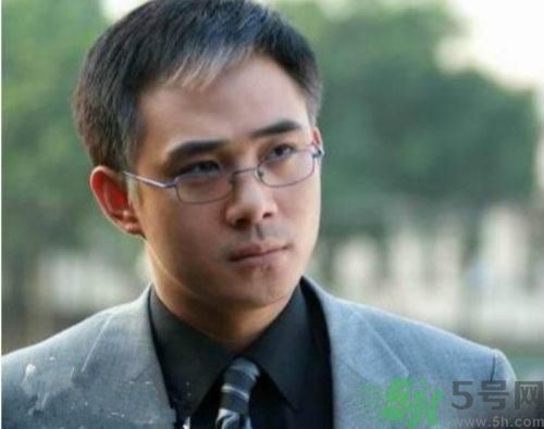 年輕人長白頭發(fā)怎么辦？年輕人長白頭發(fā)是什么原因？