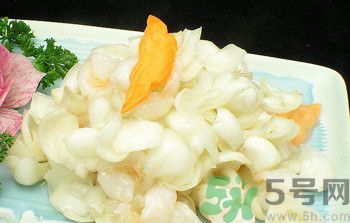 孕婦能吃百合,百合雖能補(bǔ)氣，亦傷肺氣，不宜多服。 另百合風(fēng)寒咳嗽、虛寒出血、脾胃不佳者忌食 百合味甘，性微寒。歸心、肺經(jīng)。 百合鮮品含黏液質(zhì)，具有潤燥清熱作用，中醫(yī)用之治療肺燥或肺熱咳嗽等癥常能奏效。 功能主治 　　養(yǎng)陰潤肺，清心安神。用于陰虛久咳，痰中帶血，虛煩驚悸，失眠多夢，精神恍惚。 　　具有養(yǎng)陰潤肺止咳功效，用于肺陰虛的燥熱咳嗽，痰中帶血，如百花膏。治肺虛久咳，勞嗽咯血，如百合固金湯。 　　具有清心安神功效，用于熱病余熱未清，虛煩驚悸，失眠多夢等。藥用時(shí)煎服，10～30g。清心宜生用，潤肺蜜炙用。 養(yǎng)陰清熱，滋補(bǔ)精血。 孕婦吃百合有什么好處 百合的營養(yǎng)非常豐富，孕期吃點(diǎn)百合對(duì)胎兒有很大的幫助，百合別名蒜腦薯，其根如大蒜，味如山薯，既是甜美的食品，也是有益的藥物。孕婦吃百合能補(bǔ)充維生素B1、B2、鈣、磷、鉀等營養(yǎng)成分。百合性平味甘，還能補(bǔ)中益氣，養(yǎng)陰潤肺，止咳平喘，利大小便。 1、潤肺止咳、清心安神，可用于肺癆咯血、肺虛久咳、虛煩驚悸、失眠及熱病后余熱未清、心煩口渴等癥。 2、美容功效，百合富含鉀，有利于加強(qiáng)肌肉興奮度，促使代謝功能協(xié)調(diào)，使皮膚富有彈性，減少皺紋。尤其適宜工作壓力大的人群。對(duì)面部扁平疣、痤瘡、雀斑、皮膚干燥等總是都有一定療效。常食可使肌膚潤澤，皮膚白嫩，減少皺紋，延緩衰老。 3、百合還含有一種水解秋水仙堿，有滋養(yǎng)安神作用。 4、百合是一味滋補(bǔ)妙晶，補(bǔ)益而兼清潤，最適宜于內(nèi)有虛火之虛弱癥者。 5、能保護(hù)血管、降低血漿膽固醇，有效預(yù)防高血壓，降低血糖。 6、食用百合能增進(jìn)大腸功能，促進(jìn)排便通暢。 7、百合含有的多種生物堿還能抑制癌細(xì)胞繁殖，有抗癌作用。 孕婦吃百合的注意事項(xiàng) 百合富含蛋白質(zhì)、糖、磷、鐵以及多種微量元素，孕婦吃百合不僅能補(bǔ)充身體所需的能量微量元素，還可以開胃、安神，有助于增強(qiáng)體質(zhì)的作用。但這并不意味百合對(duì)孕婦都是安全的，孕婦在食用的時(shí)候也有需要注意的地方哦。 1、風(fēng)寒咳嗽、虛寒出血、脾胃不佳者忌食百合 從對(duì)鼠類、犬類的實(shí)驗(yàn)中發(fā)現(xiàn)長時(shí)間大劑量食用會(huì)導(dǎo)致肺、腎的損壞及對(duì)白細(xì)胞、野生百合全株血小板的影響，即使是食用百合也有一定毒性，建議使用前向醫(yī)師咨詢。直接接觸生的球莖可能會(huì)引起皮膚瘙癢，吞噬生的球莖可能會(huì)引起嘔吐、拉肚子等癥狀。 2、對(duì)百合過敏的人不宜吃百合 百合有可能成為過敏原的，如果是對(duì)百合過敏的話，食用百合就可能造成皮膚紅腫、經(jīng)常性腹瀉、消化不良、頭痛、咽喉疼痛、哮喘等過敏癥狀了，所以此類人群也要避免食用百合。 3、不宜多吃 百合作為一種保健食品同時(shí)也是一種良好的藥材。是藥三分毒，長期食用對(duì)身體會(huì)有較大的傷害，如產(chǎn)生對(duì)此藥物的依賴性。所以孕婦不宜多吃。 4、選擇新鮮優(yōu)質(zhì)的百合 新鮮的食材做出的菜肴風(fēng)味好，營養(yǎng)價(jià)值高，所以很多人都喜歡吃。購買新鮮的百合時(shí)應(yīng)挑選個(gè)大的、顏色白、瓣勻、肉質(zhì)厚、底部凹處泥土少的。如果百合顏色發(fā)黃、凹處泥土濕潤，可能已經(jīng)爛心，此時(shí)就不宜食用了。如果是購買干百合的話，則是已干燥、無雜質(zhì)、肉厚且晶瑩剔透為佳。 5、不宜直接碰觸新鮮百合 百合具有一定毒性，直接接觸生的球莖可能會(huì)引起皮膚瘙癢，吞噬生的球莖可能會(huì)引起嘔吐、拉肚子等癥狀。 6、烹調(diào)方式健康 孕期飲食不宜過重口味，孕婦吃百合的時(shí)候應(yīng)盡量避免高油高溫過久的方式，以免上火、消化不良不舒服。