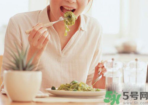 胃潰瘍吃什么食物好？調(diào)理胃潰瘍的方法有哪些？
