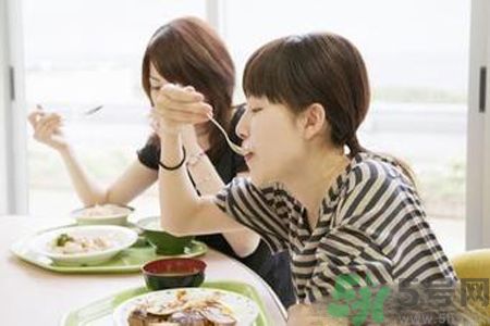 胃潰瘍吃什么食物好？調(diào)理胃潰瘍的方法有哪些？