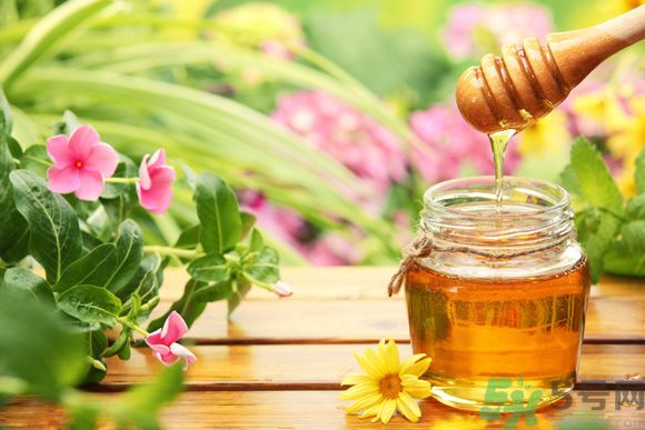 胃潰瘍可以喝蜂蜜嗎？服用蜂蜜要注意什么？