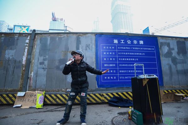 9歲賣(mài)唱男孩撐起一個(gè)家 父母怎樣教育孩子？