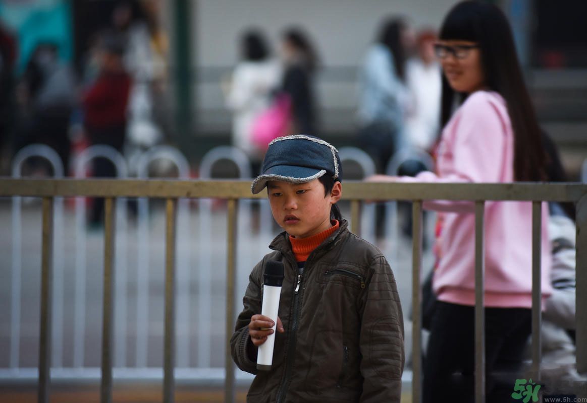 9歲賣(mài)唱男孩撐起一個(gè)家 父母怎樣教育孩子？