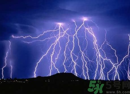 一家人掃墓遭雷擊是怎么回事？出行怎樣避雷？