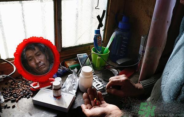 小鎮(zhèn)百人患塵肺病的原因是什么？塵肺病是什么?。? width=