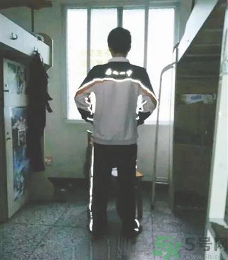 校服帶反光標(biāo)志防早戀是怎么回事？校服為什么要帶反光標(biāo)志？