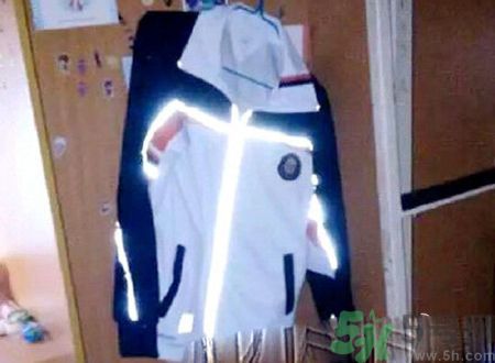 校服帶反光標(biāo)志防早戀是怎么回事？校服為什么要帶反光標(biāo)志？
