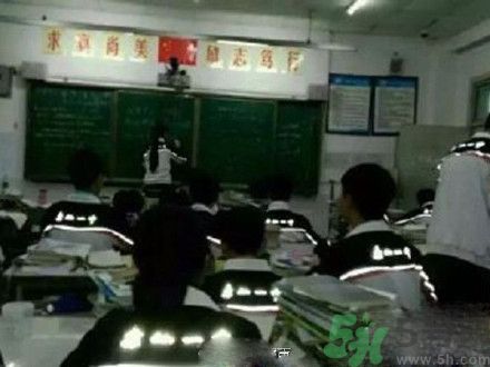 校服帶反光標(biāo)志防早戀是怎么回事？校服為什么要帶反光標(biāo)志？