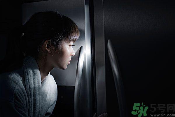 晚上12點(diǎn)吃東西好嗎？晚上12點(diǎn)吃東西會胖嗎？