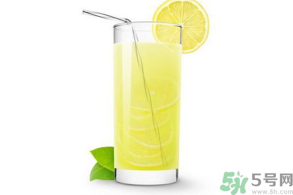 每天喝檸檬水能美白嗎？每天喝檸檬水好不好？