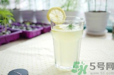 每天喝檸檬水能美白嗎？每天喝檸檬水好不好？