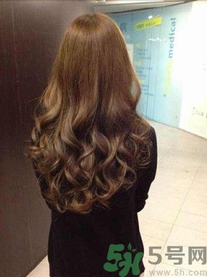 自己怎么吹卷發(fā)？吹卷發(fā)的小竅門？