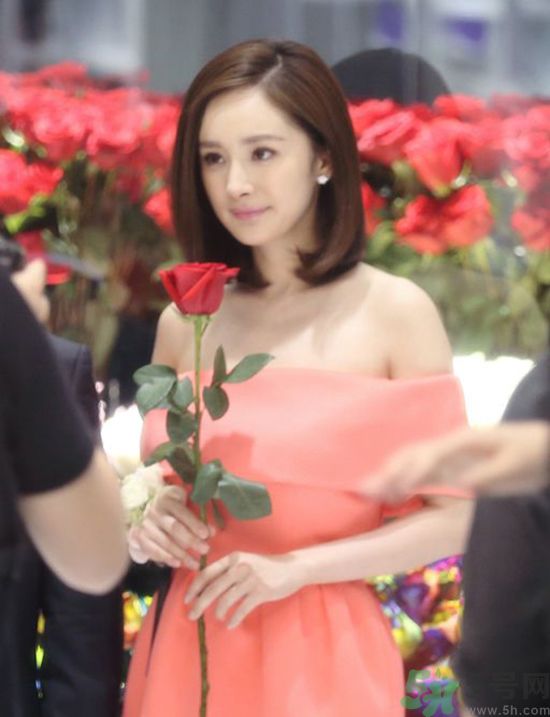 一字肩衣服適合什么人？一字肩衣服怎么穿？