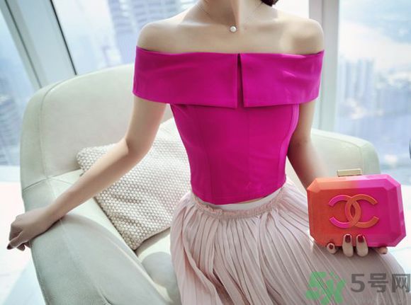 一字肩衣服適合什么人？一字肩衣服怎么穿？