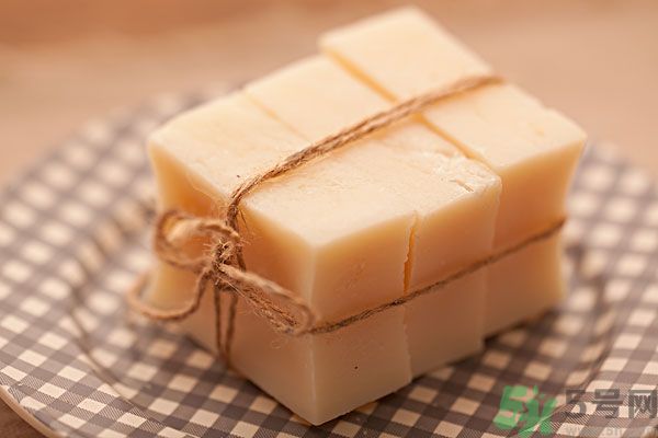 肥皂和沐浴露哪個(gè)好？肥皂和沐浴露的區(qū)別？