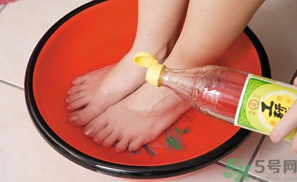 用醋泡腳能治腳臭嗎？泡腳放醋能除腳臭嗎？