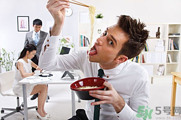 滿漢宴方便面煮著吃泡著吃哪個好？