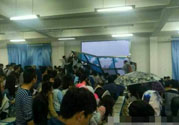 哪個學校學校窗戶突然倒塌？男生拼命護住女生 ！